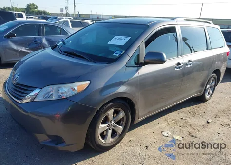 2017 Toyota Sienna Le 8 Passenger z USA, uszkodzony, nr VIN 5TDKZ3DC6HS808088